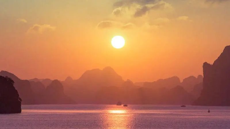 Đón Bình Minh trên Vịnh Lan Hạ
