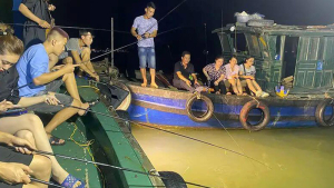 Câu Mực Tại Cửa Lò Buổi Tối Trên Biển với Ngư Dân