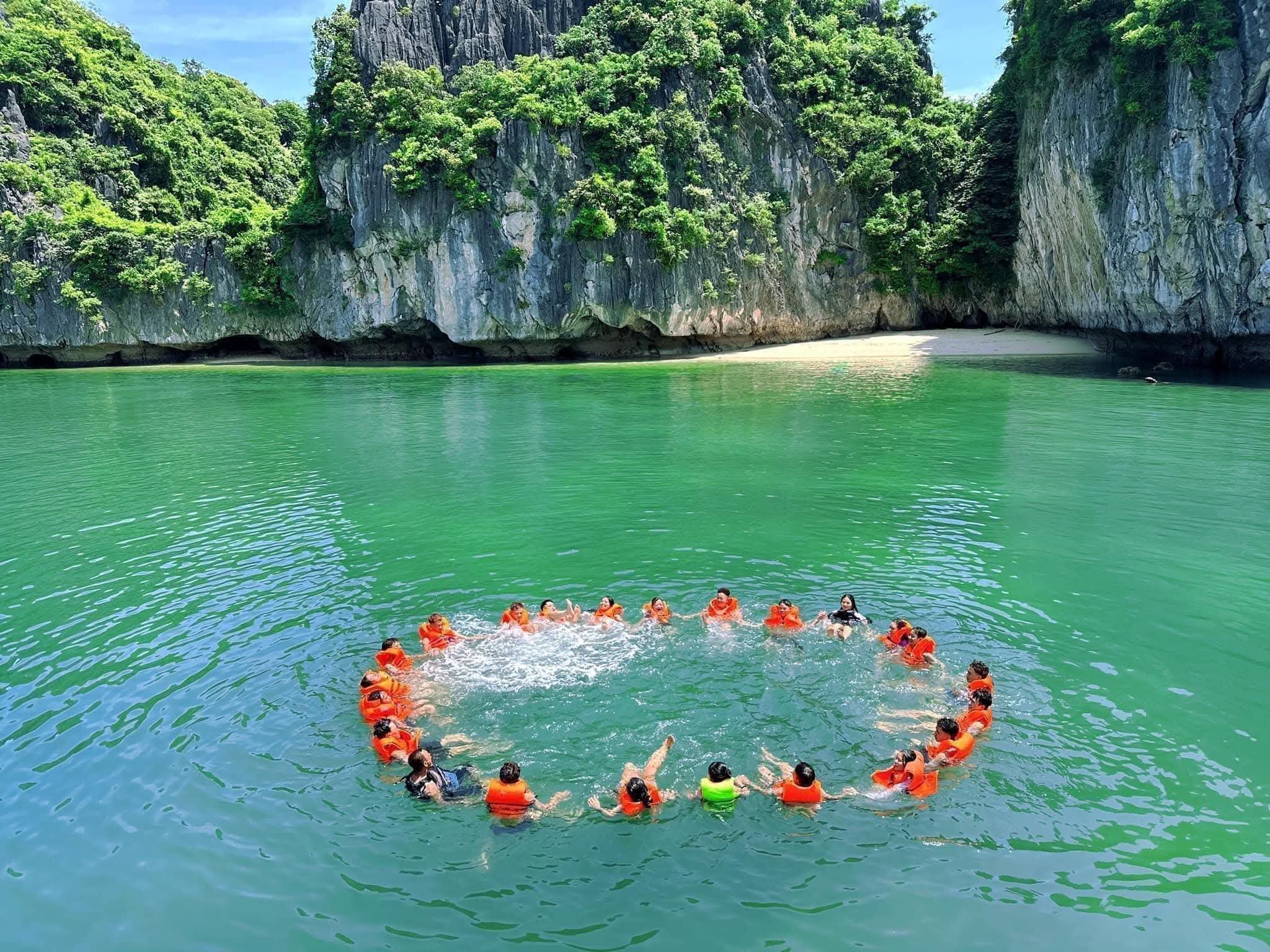 Ngắm Bình Minh Vịnh Lan Hạ Tàu Hồng Vân - Cát Bà
